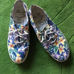 Cute sneakers. Size 9.